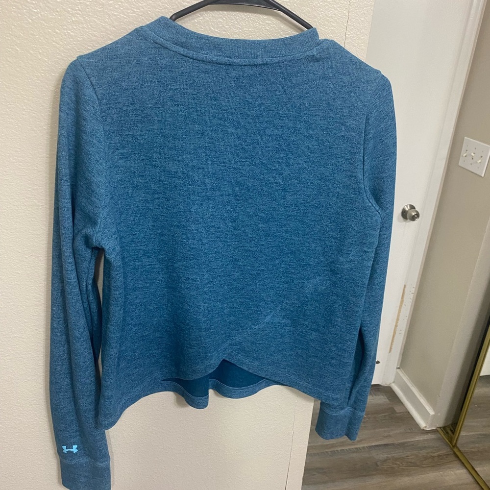 Under Armor long sleeve semi-cropped loose fitting workout top. Size Medium.